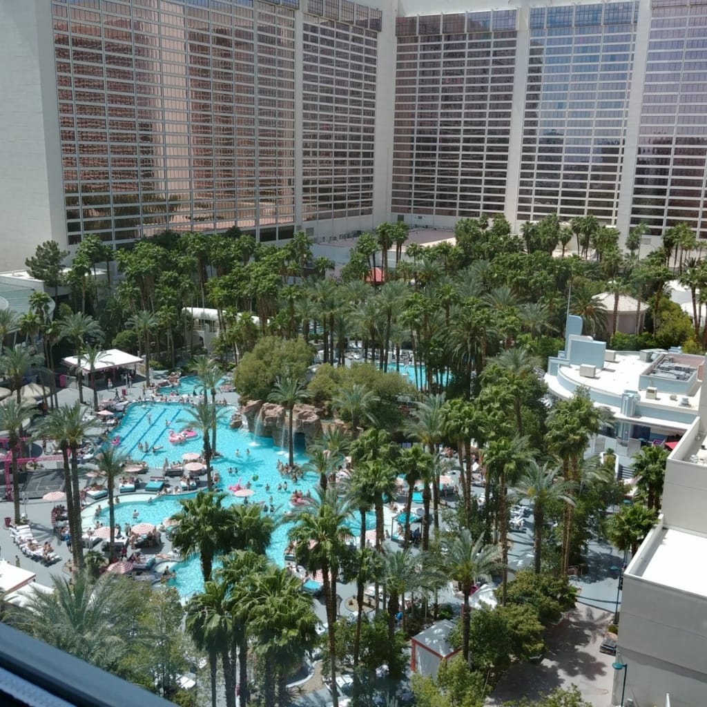 Hilton timeshare Las Vegas: pool area at the Flamingo