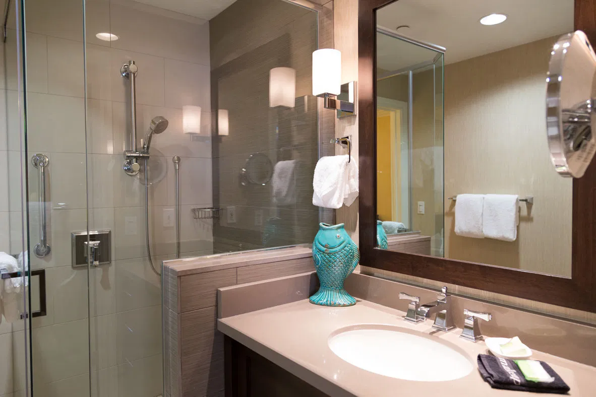Carlsbad Inn Beach Resort bathroom