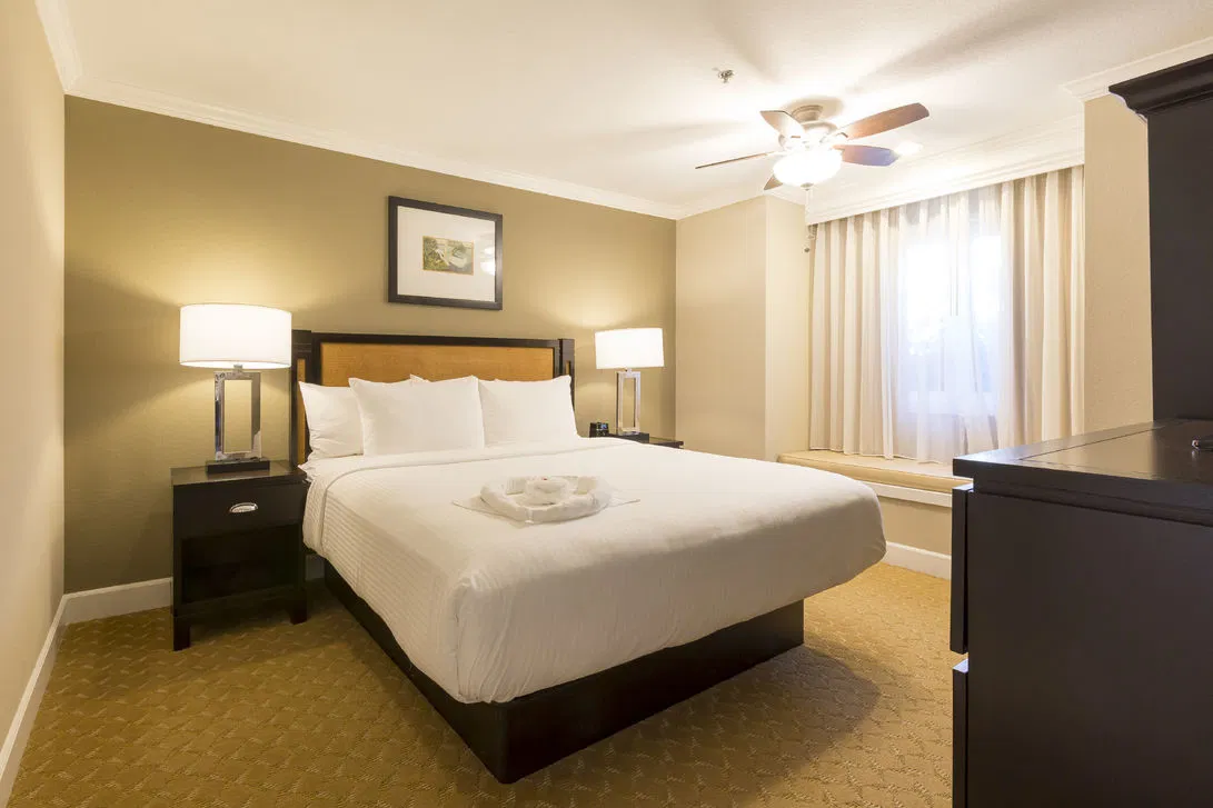 Carlsbad Inn Beach Resort bedroom