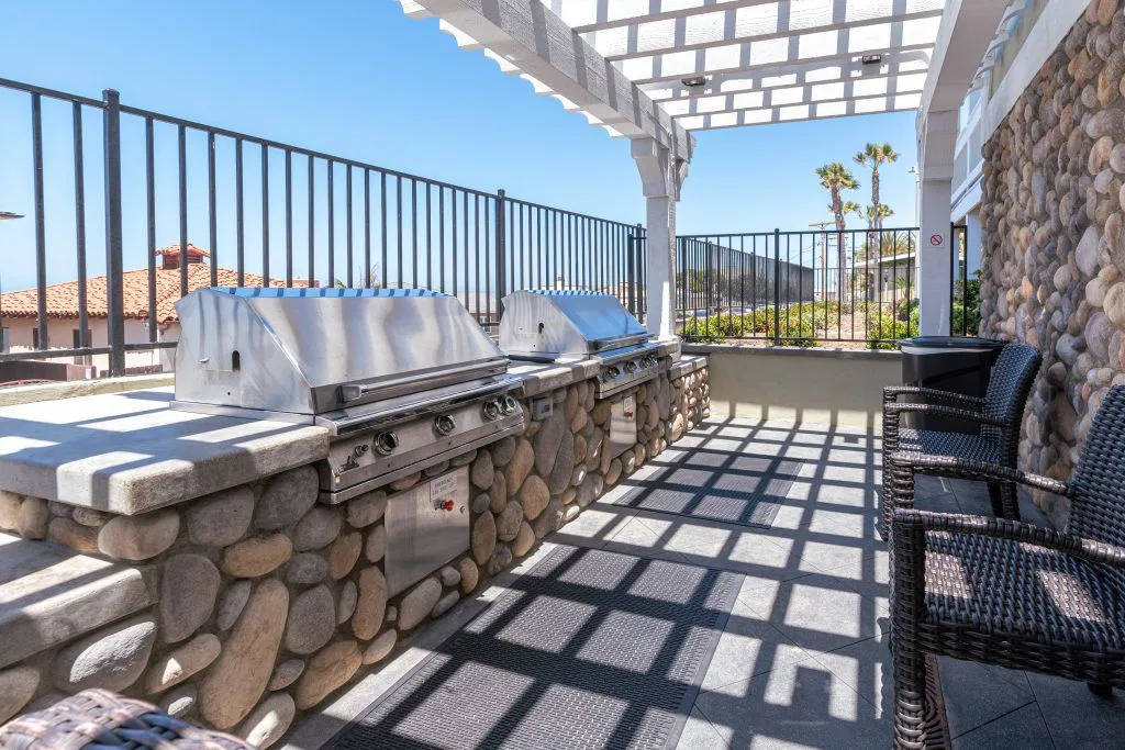 Carlsbad Inn Beach Resort grill area