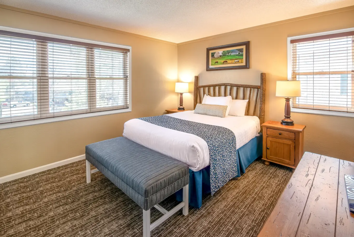 Holiday Inn Club Oak n Spruce Bedroom