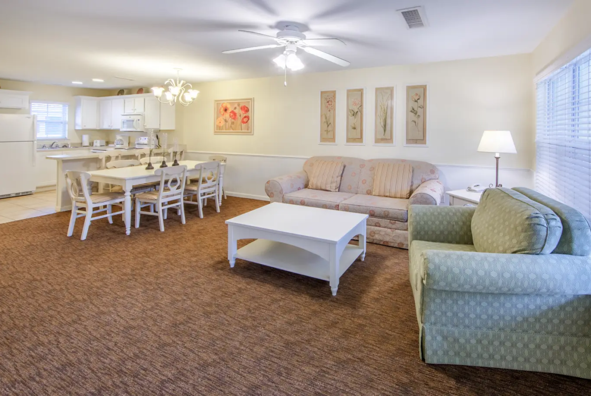 Holiday Inn Club Oak n Spruce Presidential Suite Living Room