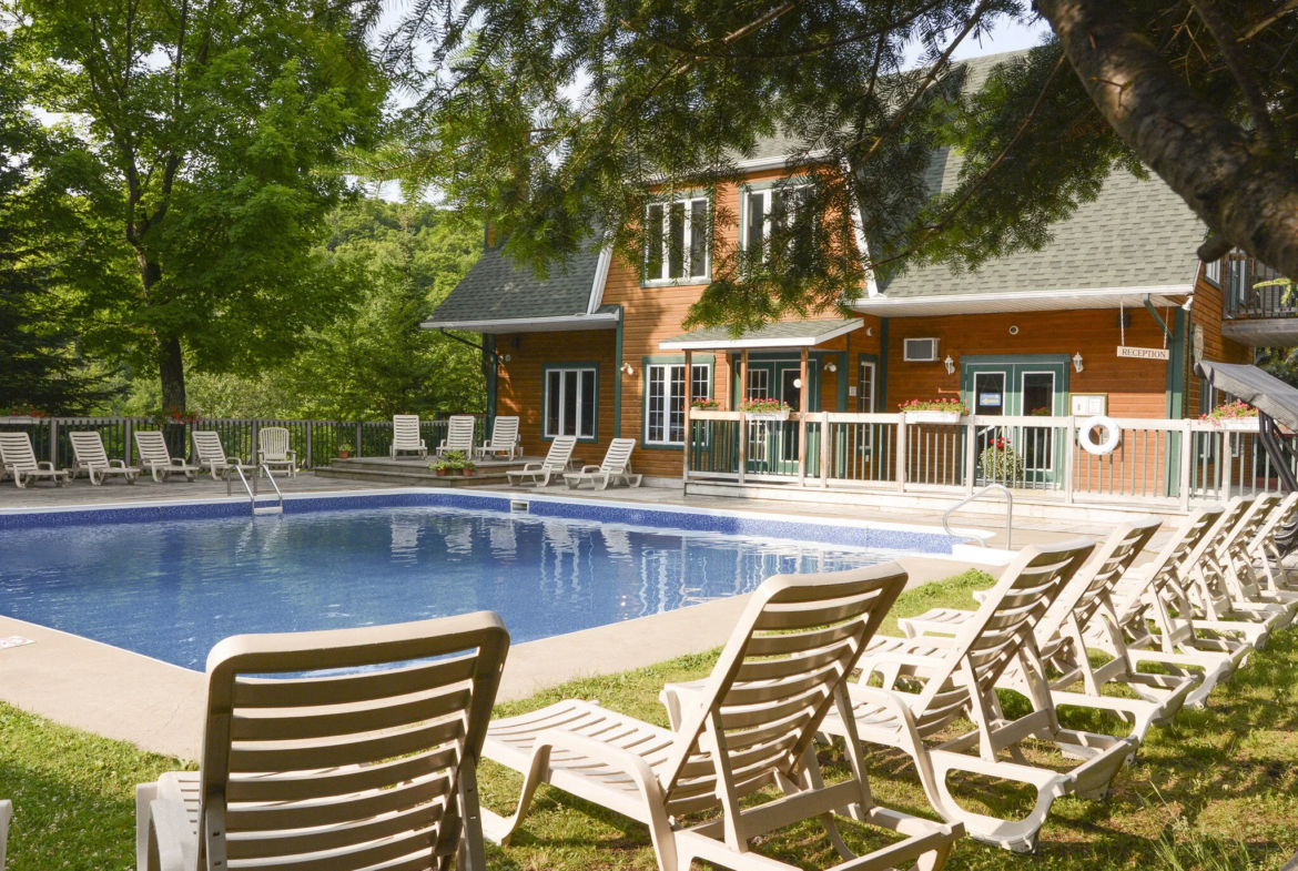 La Voliere Du Mont-Tremblant Pool