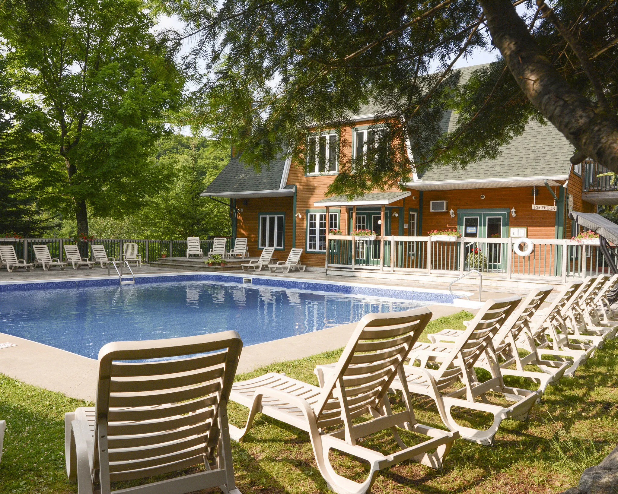 La Voliere Du Mont-Tremblant Pool