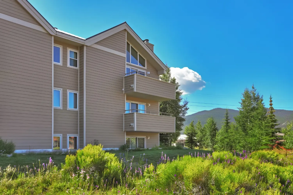 Swan Mountain Resort Exterior