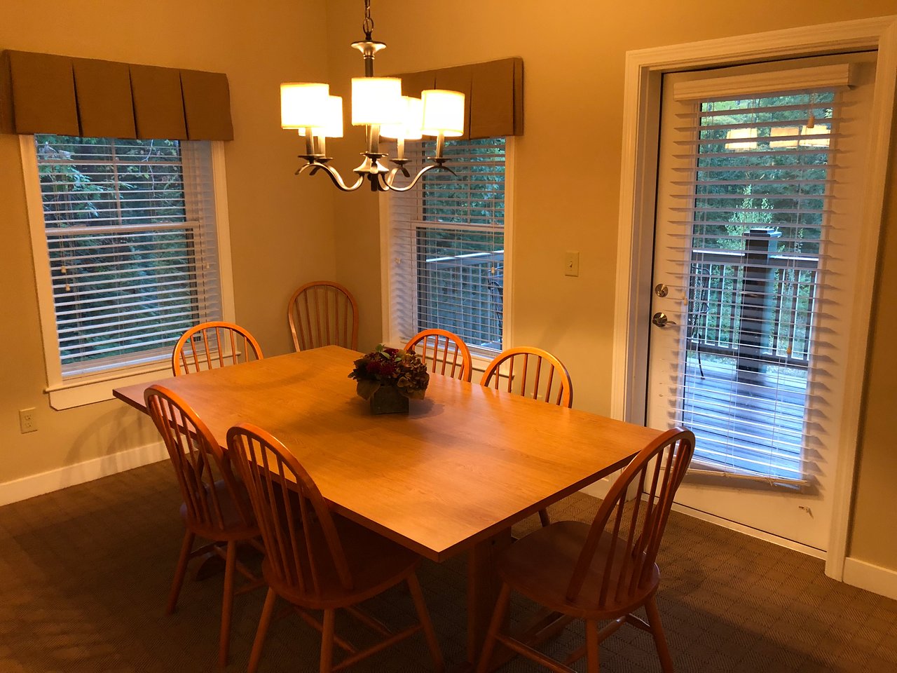 Suites At Attitash Mountain Village Dining Area