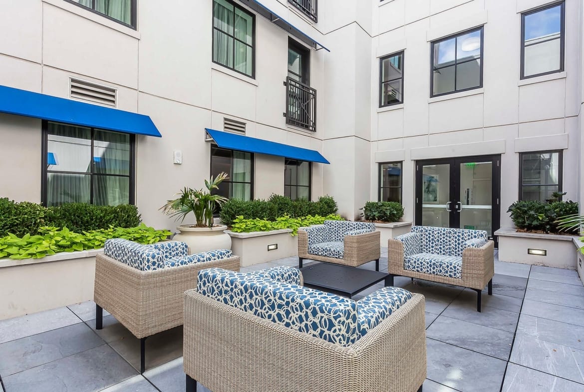 King 583 Courtyard Near Parking