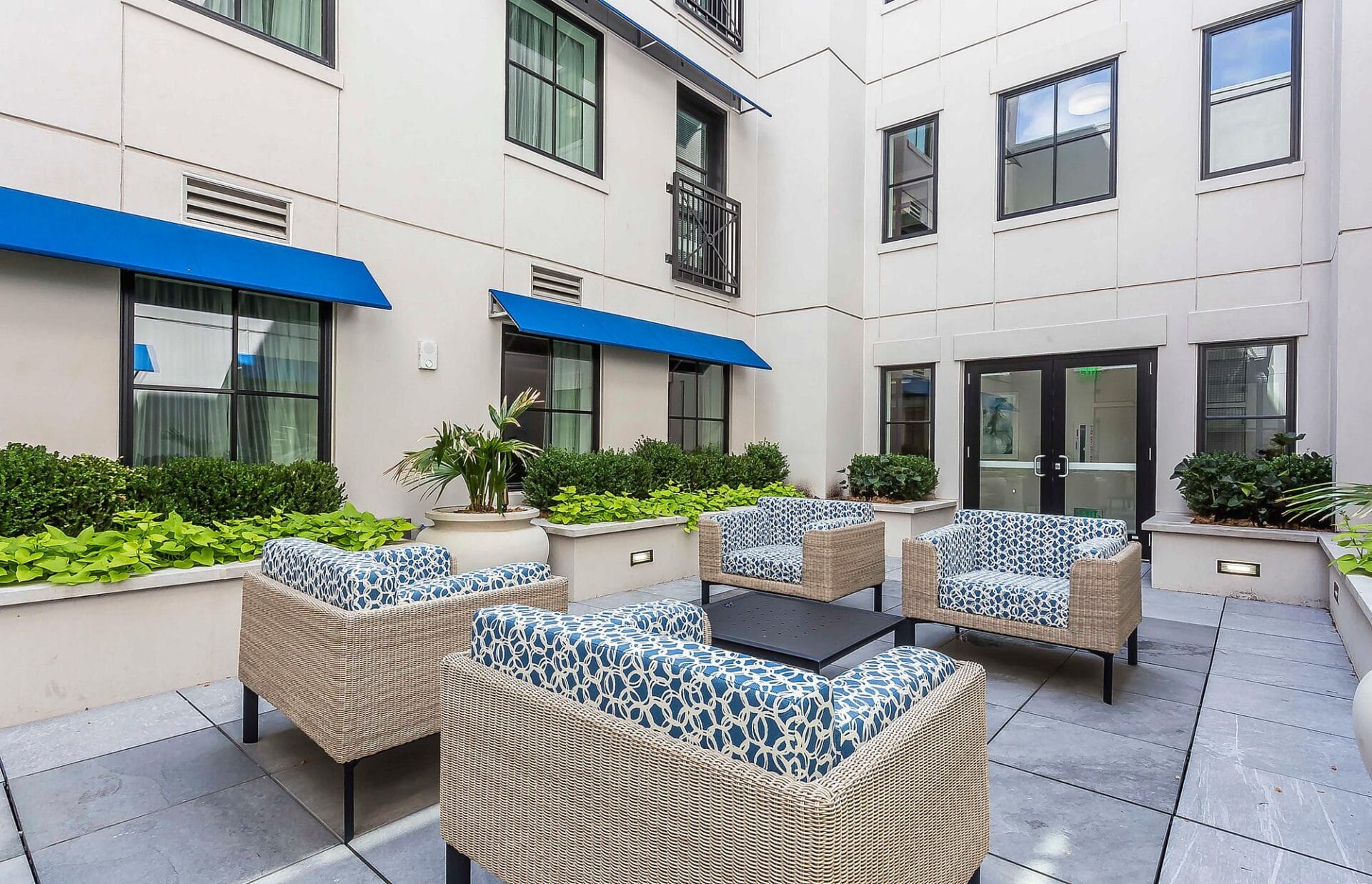 King 583 Courtyard Near Parking