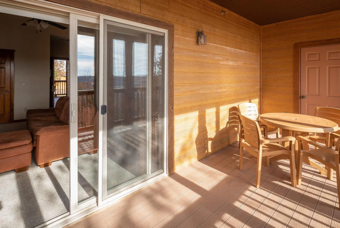 Crowne View Lodges Screened In Porch