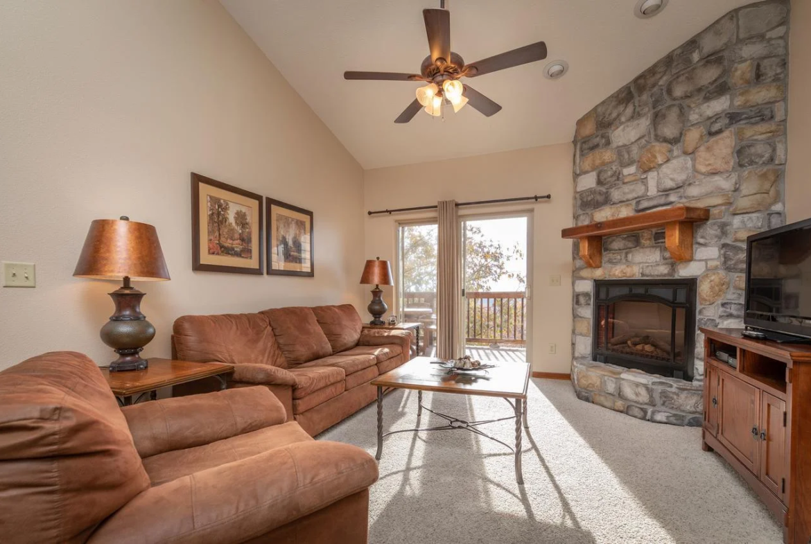 Crowne View Lodges Living Room