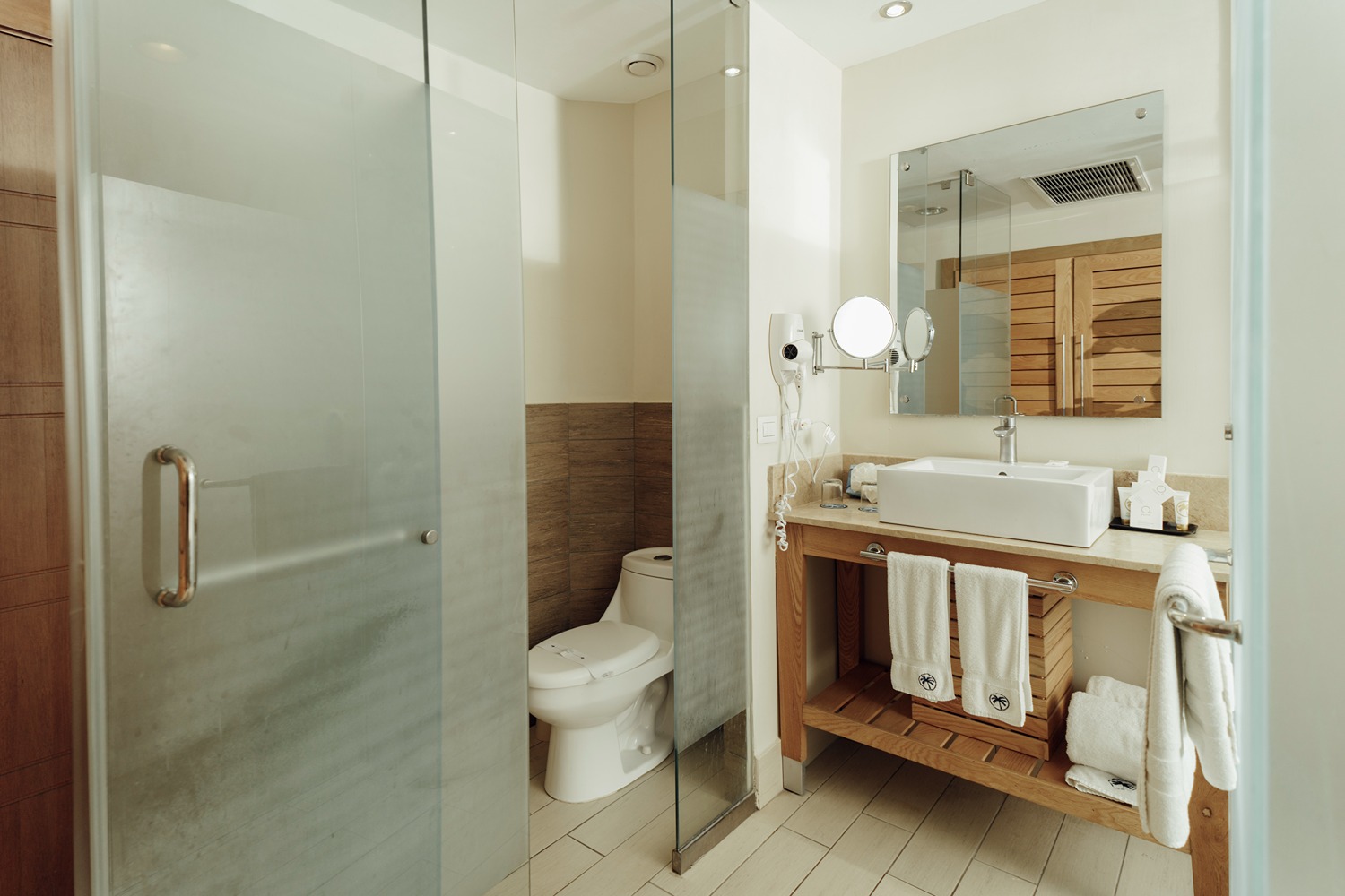 Lifestyle Tropical Beach Resort & Spa Bathroom