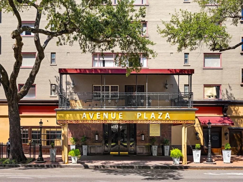 Wyndham New Orleans at Avenue Plaza Exterior
