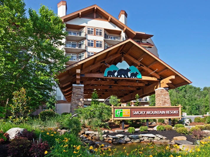 Smoky Mountain Resort's lodge and portico. A view for those weighing the Pros and Cons of Holiday Inn Vacation Club.