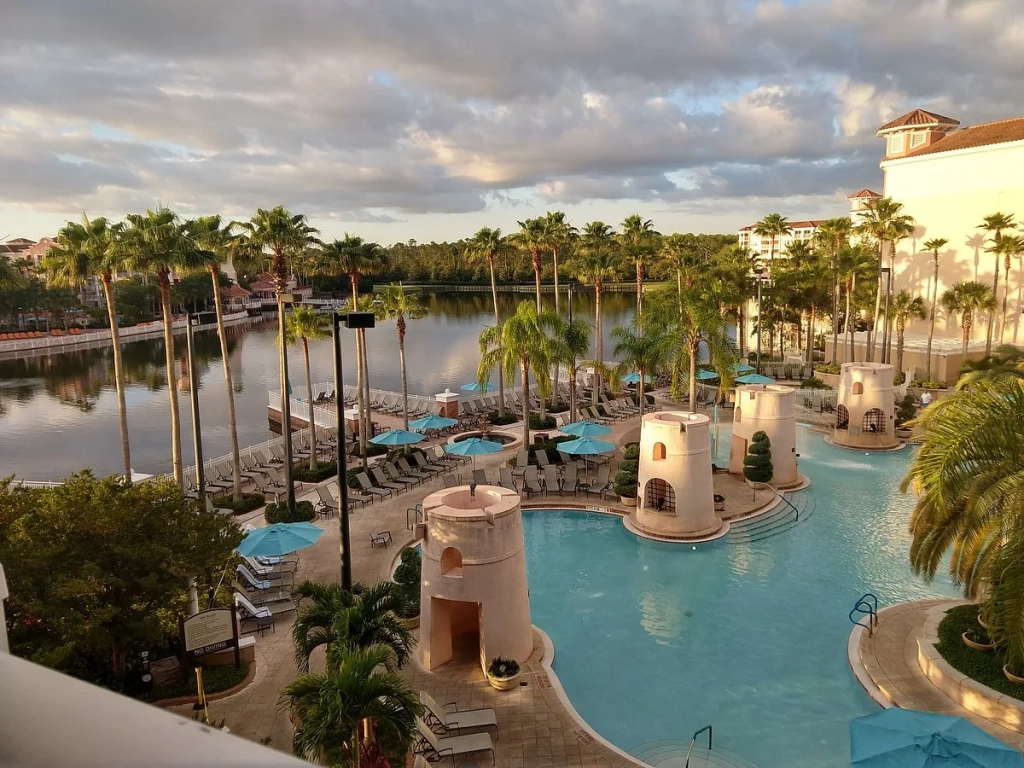 Golden-hour pool at Marriott's Grande Vista, the resort used as the worked example on this Marriott timeshare points chart.