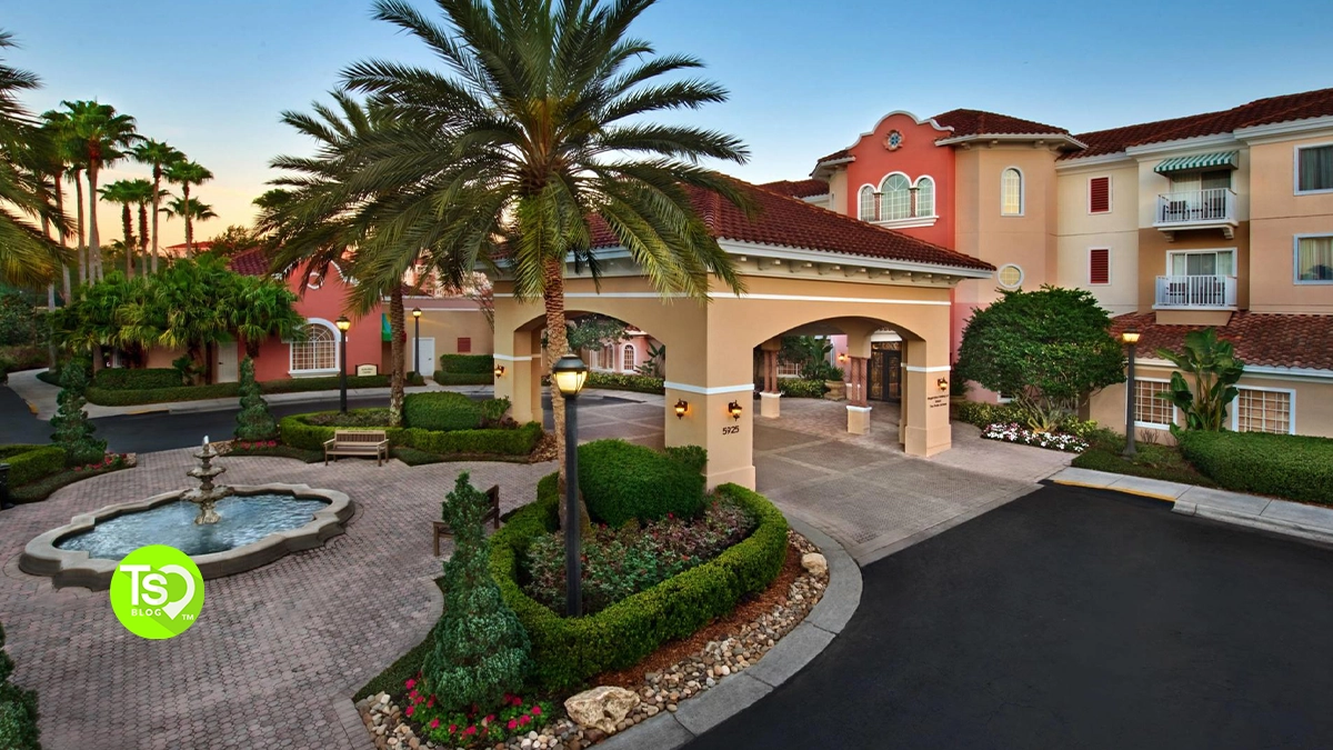 Dusk at the entrance to Marriott's Grande Vista, a Marriott timeshare points chart resort, with palms and a stone fountain.